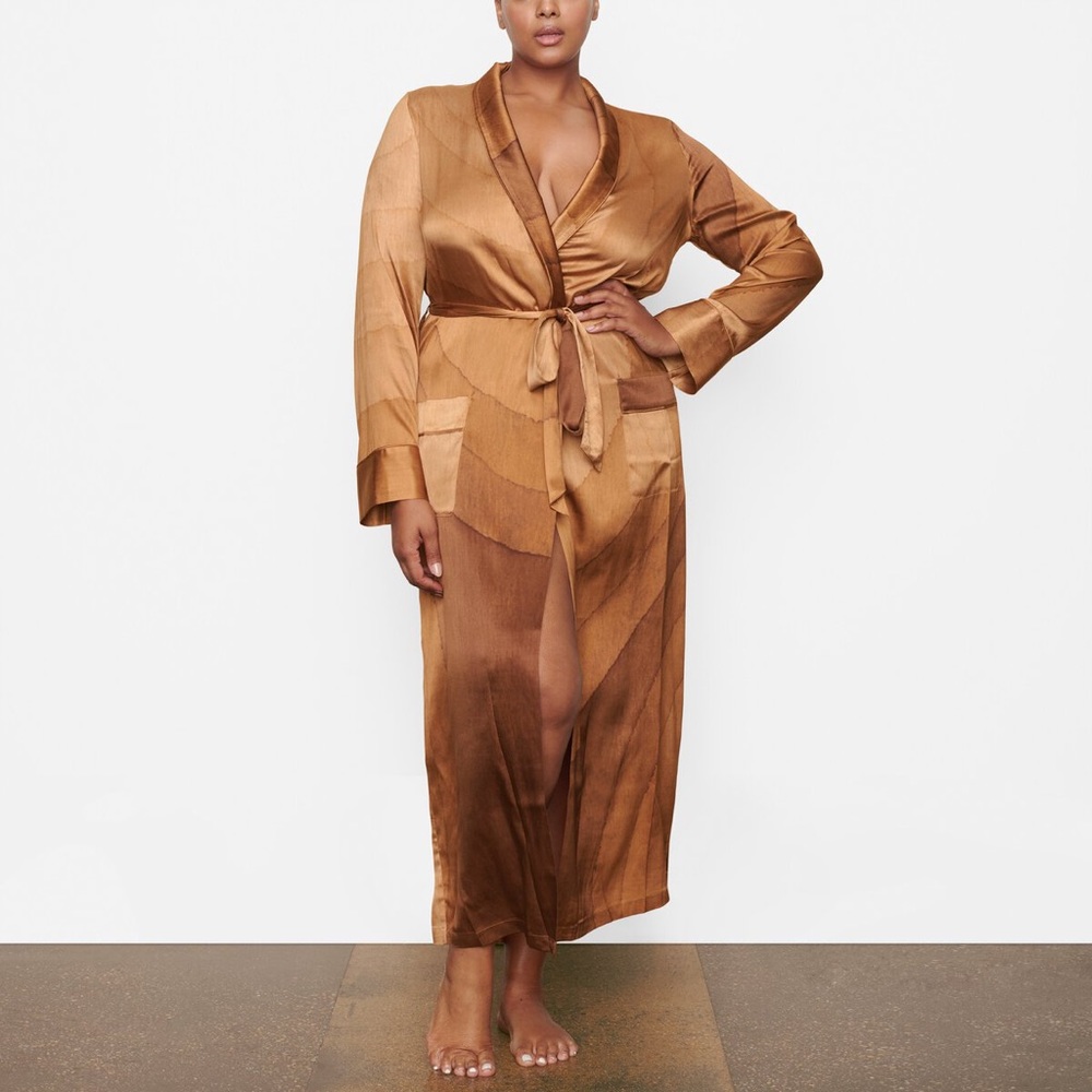 Skims Silk Robe in Oak Size Small